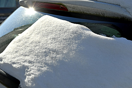 一辆汽车前窗上的雪图片