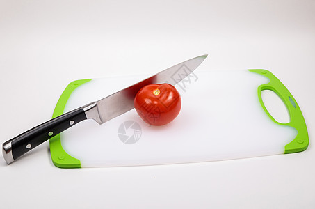新鲜的红番茄和大厨刀 躺在切割板上厨房饮食桌子蔬菜金属摄影烹饪美食厨师菜刀图片