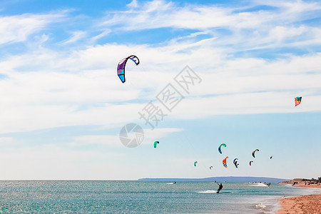 风筝冲浪者在光滑的蔚蓝水面上冲浪 休闲运动 一个人在海水中骑风筝冲浪 极限运动 跳男性航班假期飞行天空速度锻炼海洋跳跃爱好图片
