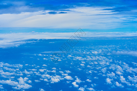 蓬松的白云景观在深蓝的天空上 从高空飞机上看场景天线天气墙纸环境阳光地平线旅行空气蓝色图片