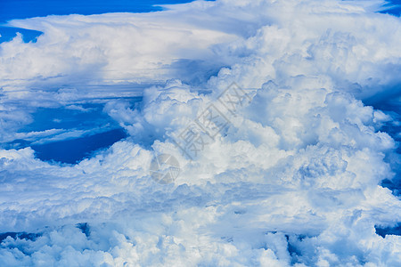 蓬松的白云景观在深蓝的天空上 从高空飞机上看航班蓝色晴天阳光天气场景假期环境地平线天际图片