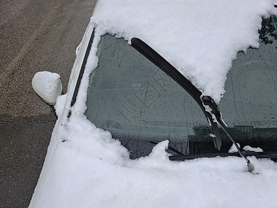 在一辆被雪覆盖的汽车前 提升了屏幕擦拭器图片