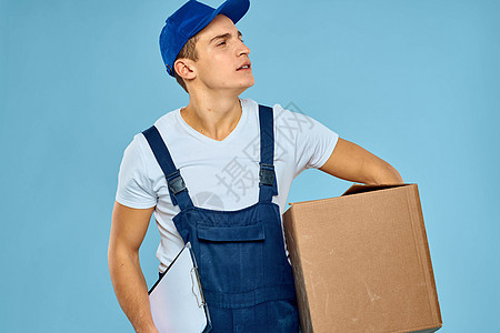 一名建筑中的男子在专业服务机构手中形成一个盒子或运输重量纸板纸盒套装工作商务包装人士男人背景图片