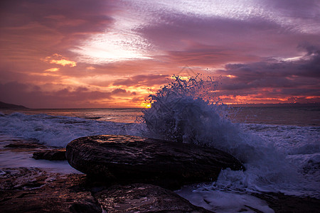 日出时震碎岩石的海浪 在澳洲维多利亚大海洋路海上日出海岸石头天空太阳橙子海洋场景海滩紫色假期图片