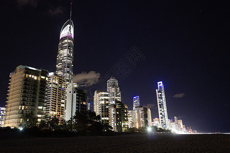 夜里与所有摩天大楼一起在澳洲昆士兰州金海岸冲浪天堂海滩图片