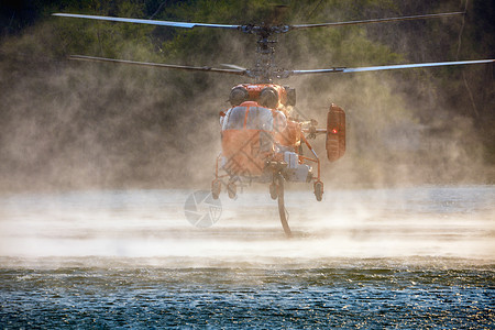 KA32消防直升机正在池塘上盘旋 以填水直升机火灾笔芯飞行野生动物环境烧伤消防燃烧灾难图片