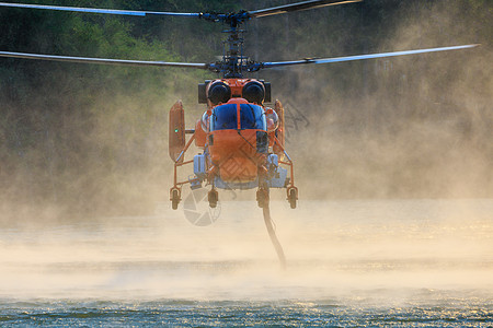 KA32消防直升机正在池塘上盘旋 以填水笔芯飞行飞机直升机火灾森林危险火焰环境烧伤图片
