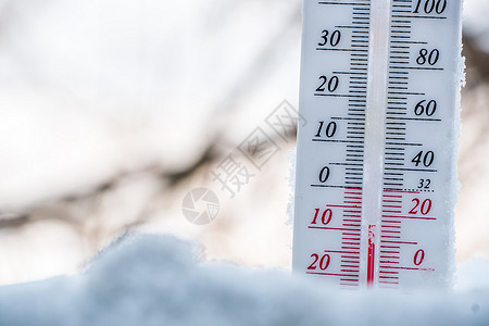 冬天 温度计躺在雪地上 显示出负温度 冬季恶劣气候条件下空气和环境温度低的气象条件 冬季结冰冷却雪花低温季节测量磨砂状况寒意仪表图片