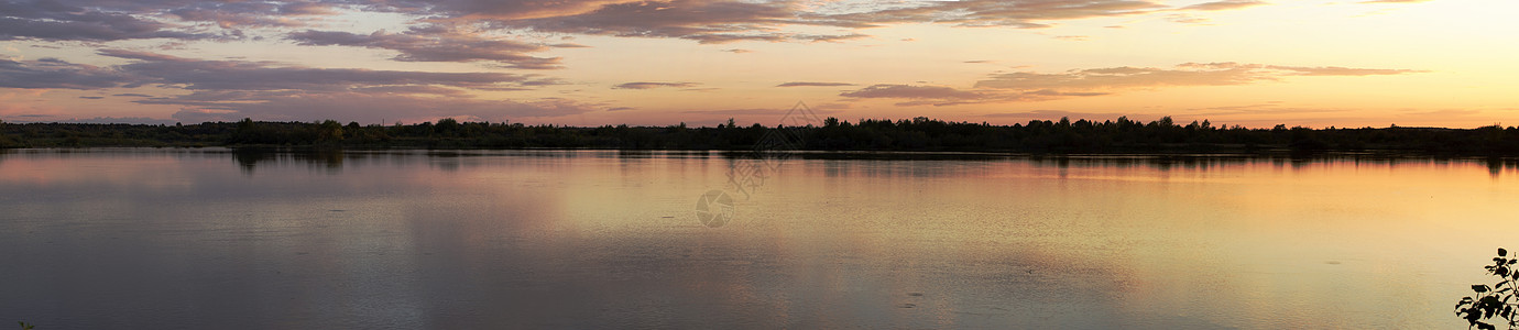 宁静的湖面上反射着多彩的阳光日落河水镜子池塘湖泊旅行蓝色森林太阳天空反思图片