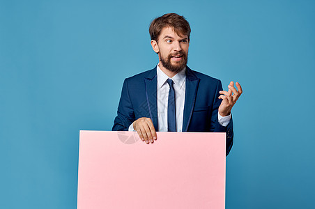 穿着粉红色空白模拟广告广告 复制空间蓝背景的西装男商务人士横幅展示男人海报人士商务男性招牌商业推介会背景
