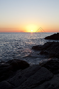 落山在岩石海岸 蒂罗亨尼亚海晴天天堂季节太阳海洋石头海滨天空旅行海滩图片