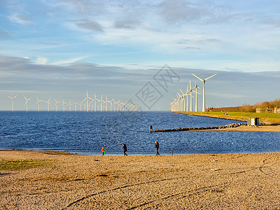 湖旁的风车村侵扰性风力厂农场风车涡轮机生产能源天空电气技术蓝色活力图片