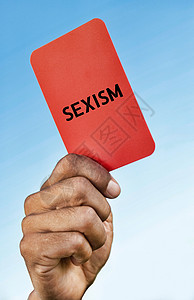 持有性别歧视红卡的人图片