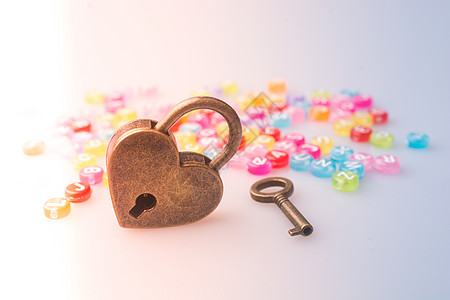 以心锁形状作为爱的象征学习安全婚礼教育秘密订婚锁定婚姻挂锁幼儿园图片