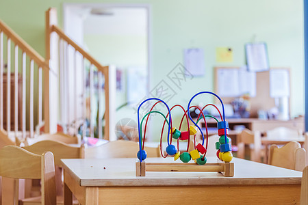 童年与社会化概念 幼儿园的多彩木偶玩具科学学前班一体化教育婴儿孩子障碍平衡知觉左撇子图片
