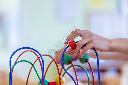 童年与社会化概念 幼儿园的多彩木偶玩具包容性左撇子自闭症一体化科学治疗孩子离婚体育知觉图片