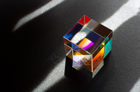 彩色明亮的玻璃棱镜立方体以鲜艳的彩虹色折射光水晶正方形盒子教育技术科学向色照明光谱物理图片