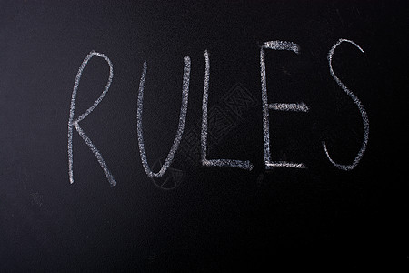 在黑板上用粉笔写的规则公司控制教育班级白色商业组织原则指导木板图片