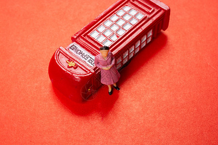 红色电话亭和女子雕像Red城市英语旅游首都电话街道图标盒子商业王国图片