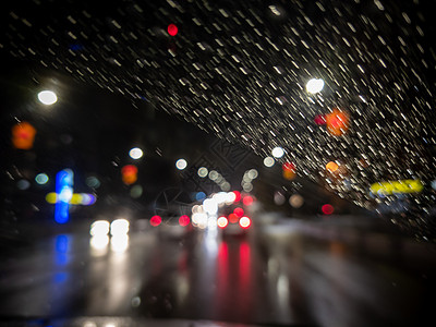 由右方向车拍摄的城市夜驾驶员观景照片挡风玻璃辉光运输月眼危险液体近视汽车摄影驾驶图片