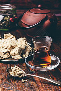 黑茶 咖啡杯和一汤匙的哈尔瓦茶匙乡村时间覆盆子勺子杯子草本植物花草味道饮食图片