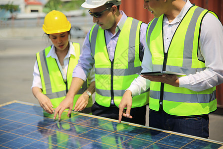 男工正在安装太阳能电池板 技术人员正在屋顶安装太阳能电池板 替代能源太阳能电力 生态概念技术员天空建筑光伏力量职业商业太阳能板工图片
