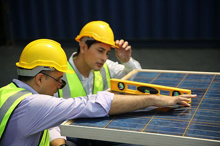 男工正在安装太阳能电池板 技术人员正在屋顶安装太阳能电池板 替代能源太阳能电力 生态概念男人工程师房子职业住宅男性安全天空电工安图片
