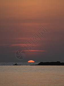海景日落 橙色天空的海面上空有太阳金子日出地平线热带假期反射海滩海浪阳光海岸图片