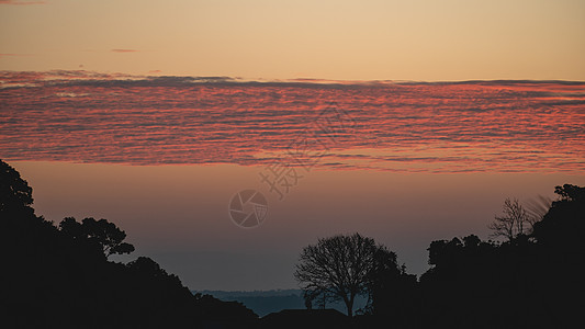 日落天空和彩虹彩色云雾 有云的戏剧性的夕阳天空图片