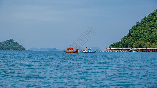 泰国春蓬省2020 年 1 月 渔船和水面上的小木屋 Koh Phitak 是泰国的传统渔村海洋棕榈假期村庄海岸渔民海景热带钓鱼图片
