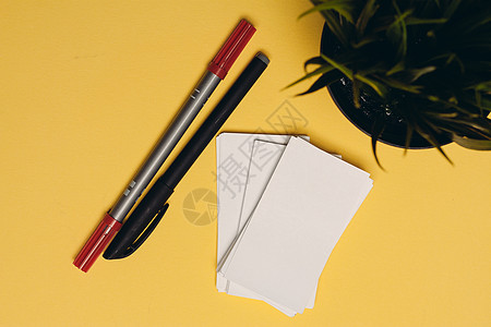 电子笔在锅中黄色本底花上打白纸牌和圆球笔记事本商业蜡笔日记职场风格文档花盆螺旋笔记背景