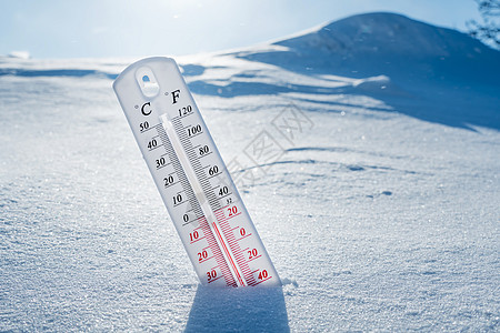温度计在冬天躺在雪上 显示负温度 冬季恶劣气候下空气和环境温度低的气象条件 冬季结冰 阳光明媚的冬天天气预报测量季节降雪低温温度图片