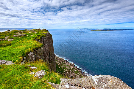 乘客背背包站在悬崖边的旅游者 Fair Head 北爱尔兰 英国旅行女士全景顶峰悬崖女性冒险县城旅游闲暇图片