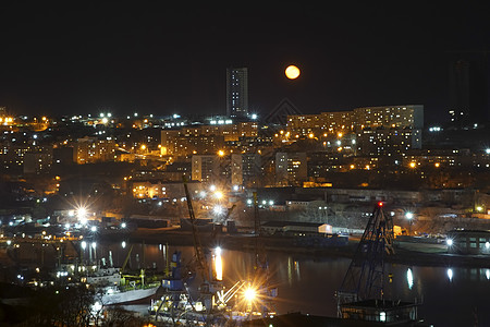 海湾上空黄月的夜色风景图片