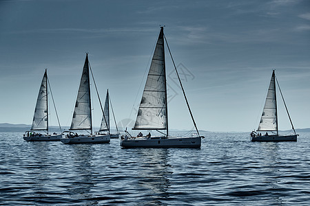 克罗地亚 亚得里亚海 2019 年 9 月 15 日 背景是帆船比赛 帆船赛 水上帆的倒影 激烈的竞争 鲜艳的色彩 带风车的岛屿图片