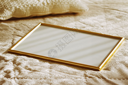 简约海报金色的艺术框架 海报或日落时在床上的照片 家居装饰窗户塑料阳光小样木头正方形金子奢华金属风格背景