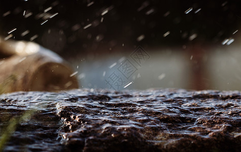 雨水滴落到石头上下雨飞溅岩石黄色鹅卵石雨滴棕色花岗岩天气白色图片