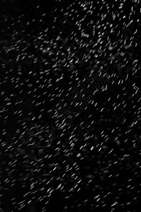 黑色背景上的水滴运动倾盆大雨流动雨量飞沫雨滴液体露滴洪水瀑布图片