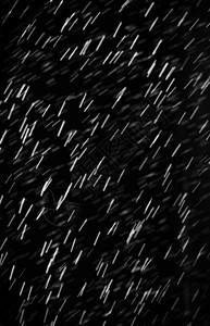 黑色背景上的水滴飞沫洪水天气飞溅淋浴运动雨量流动溪流雨滴图片