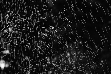 黑色背景上的水滴雨量洪水通量雨滴露滴飞沫天气瀑布运动淋浴图片
