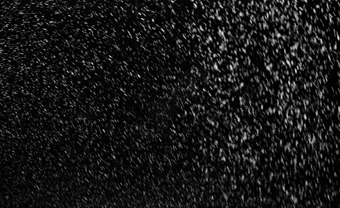 黑色背景上的水滴通量灌溉倾盆大雨飞溅雨量倒台雨滴瀑布火花运动图片