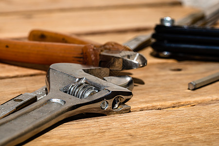 修理和建筑工具 悍马 可调整的打手 标尺 具有复制空间的生锈木制桌子上的仪器工作扳手木工铅笔锤子作坊收藏木头硬件工具图片