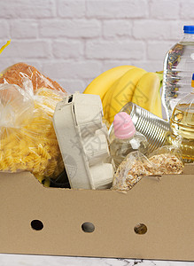 装有各种产品 水果 面粉 塑料瓶中向日葵油和防腐剂的纸板箱盒子杂货店捐款面包瓶子捐赠纸盒志愿者食品麦片图片