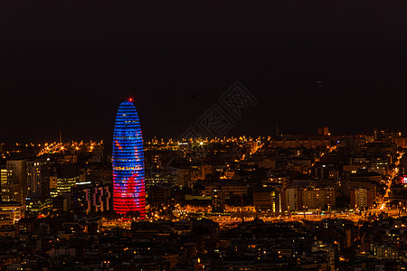 Agbar 塔和巴塞罗那夜幕的全景美观图片