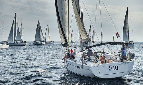 月水克罗地亚 地中海 2019 年 9 月 18 日 帆船参加帆船赛 船队关掉船 倒影在水面上 白帆 船尾号 紧张的比赛背景