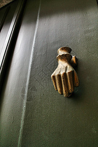 旧绿色木制门上有手形状的金色门窗古董门把手房子建筑学宏观手指黄铜装饰金子木头图片