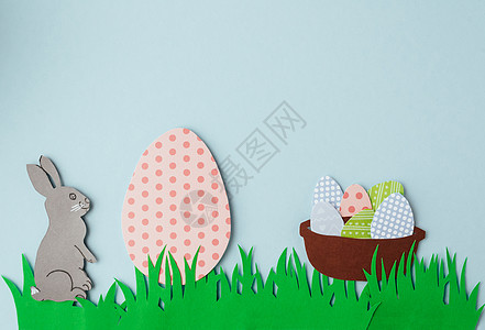 复活节 DIY 纸卡 体积贺卡或邀请函 一只兔子在草丛中看着一个大鸡蛋 并在天堂背景的篮子里装饰鸡蛋 3D 剪纸 复制空间图片