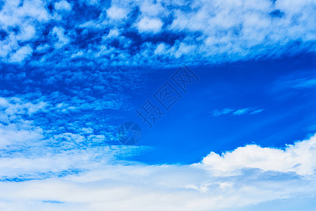 蓬松的白云景观在深蓝的天空上 从高空飞机上看空气场景墙纸蓝色天堂天气天际太阳自由航班图片