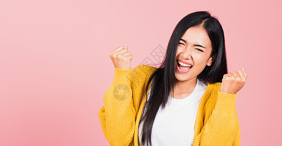 女人站着胜利 惊异地尖叫着销售女性粉色乐趣快乐女孩幸福喜悦工作室优胜者图片