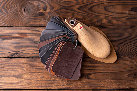 皮鞋和木制鞋的样本 最后放在黑木制桌子上皮革皮匠维修工具手工手工业生产工艺制作者空间图片